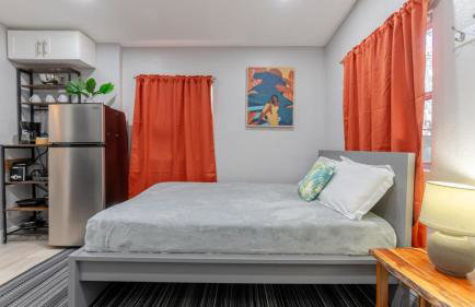 Cozy and Private Studio w Outdoor Deck - Photo 8