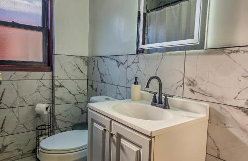 Spacious 3BR Niagara Falls Home with King Bed & Parking 18 Blocks from the Falls - Foto 11