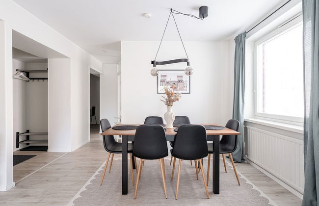 Spacious Downtown Apt with Balcony that Hosts 10 - Foto 15