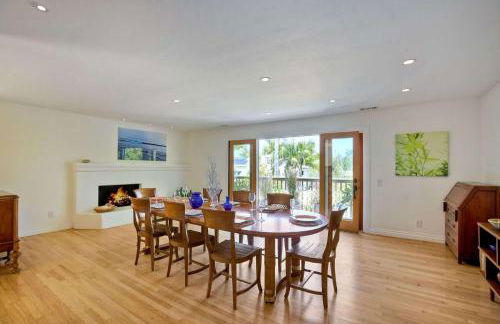 Serene Coastal Home Sleeps 8 - 1 Mile from Beach - Foto 12