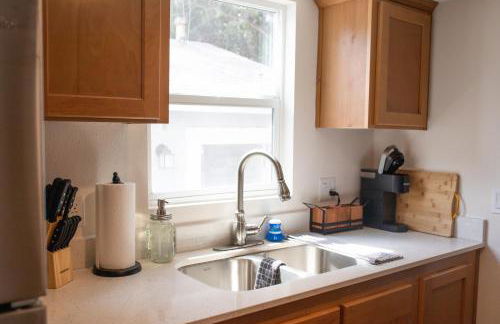 Lofted Bedroom Teal Tiny Home with Creek Views - Foto 13