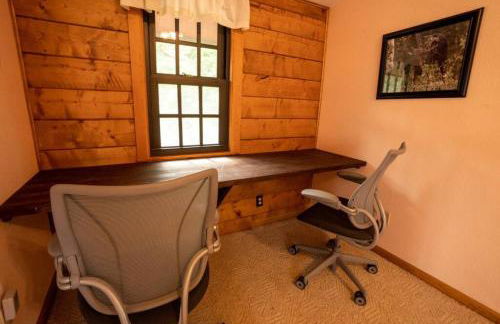 Warm Woodland Getaway with Land - Foto 24