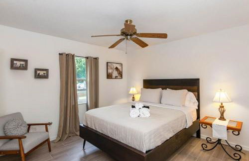 Spacious Luxury Pool Home Oasis - 8mi to Airport - Foto 27