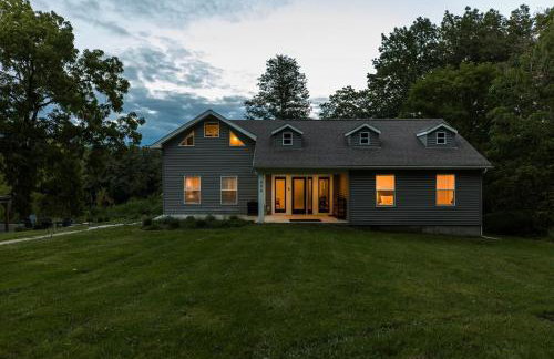 Rustic Luxe Creekside Retreat with Hot Tub and Fire Pit, Minutes From Hudson - Foto 38