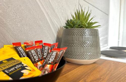 Central 4 Bed Home, FreeParking, 5TVs, Superfast WiFi - Photo 22