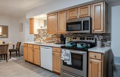 Entire Private Home with 4 Bedrooms 3 Bathrooms, King Bed, Big Yard, Prime Area, Ranch Style, Available Now - Photo 12