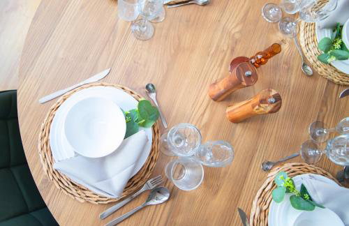 3x Bed Elegant House with Private Parking - Photo 11