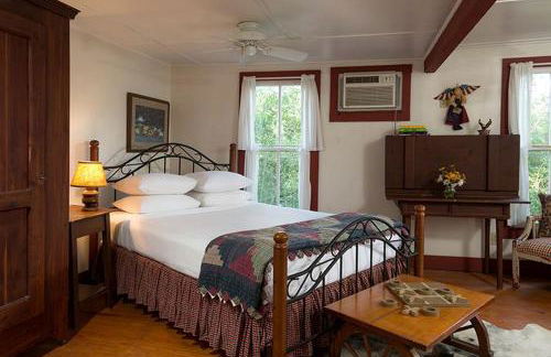 Secluded Cabin Rental with Jacuzzi for Romantic Weekend Getaway near Austin, Texas - Foto 4