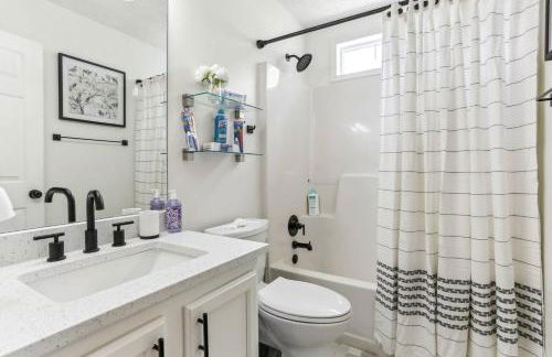 Sophisticated 3 Bedroom Retreat-Near Six Flags - Foto 17