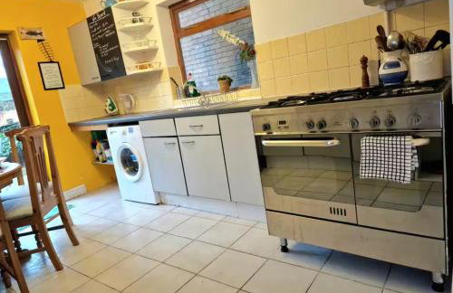 Lovely artist's home ecently refurbished - Photo 26