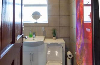 Newly Refurbed Home With Football Table Near M5 Junction 2 - Foto 21