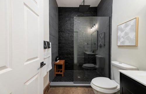 Modern Loft-Style Retreat Near Blenko Glass in Milton, WV - Foto 5