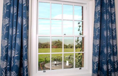 Fort Victoria Cottages - Sea View Cottage - Photo 1