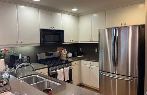 Near Stanford Luxury Retreat 1 Gigabit Fast WiFi Two Car Garage Masterbedroom King Size Bed Walk-in Closet and Walk-in Shower - Foto 17