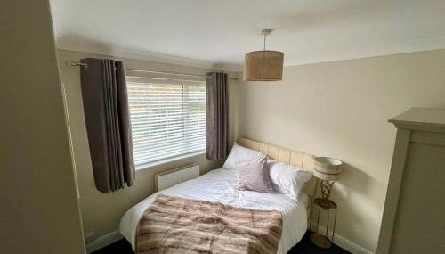 3BR, Sleeps 5, Free Parking, Fast WiFi, Near M62 & Leeds - Foto 4