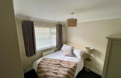 3BR, Sleeps 5, Free Parking, Fast WiFi, Near M62 & Leeds - Foto 4