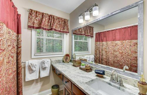 Enchanting Creekside Cottage with Hot Tub - Foto 18