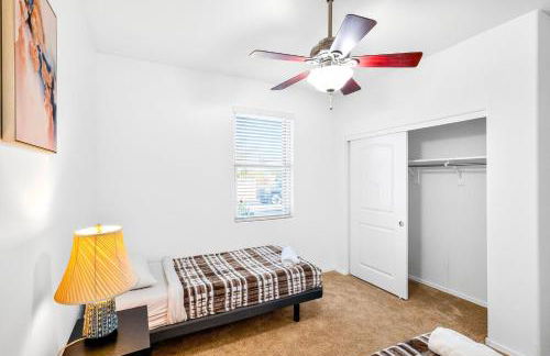 Tropical Desert Oasis Phoenix 5BR 3Bath with Outdoor Tiki Bar & BBQ - Photo 23