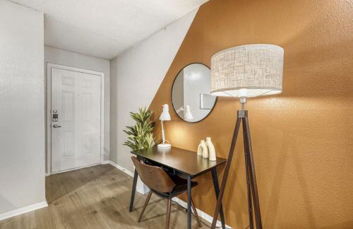 Relaxing King Suite Getaway - Sleeps 4 - Pool, Pkg - Foto 23