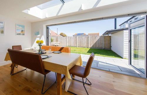 Delightful Seaside Hideaway 5 Mins to Beach - Foto 68