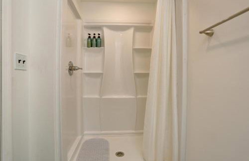 Woodstock Getaway with Hot Tub about 2 Mi to Dtwn! - Foto 25