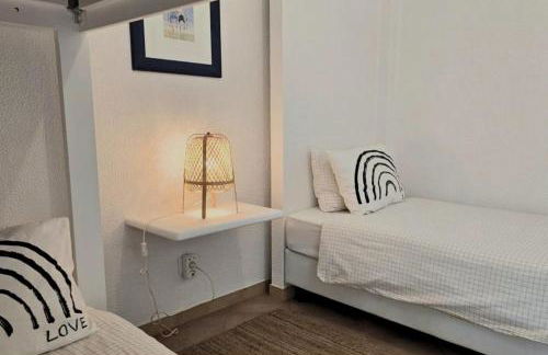 Beach House on Faro Island with a Dreamy Terrace and 7 Beds for the Perfect Escape - Foto 18