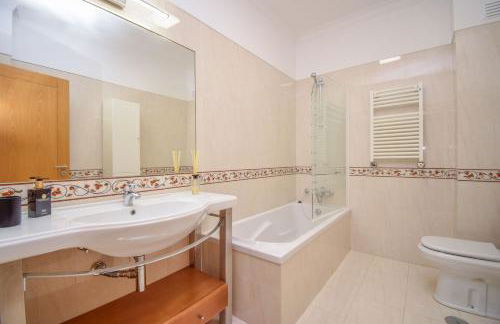 Spacious 4-Bedroom Villa with Private Heated Pool in Quinta da Beloura Sintra Ideal for Families & Long Stays - Foto 43