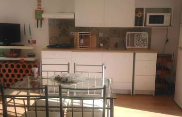 Alojamento - Apartamento ou quarto - Estacionamento à porta - Foto 7