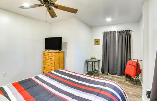 All-Season Seney Home with Private Yard and Fire Pit! - Foto 10