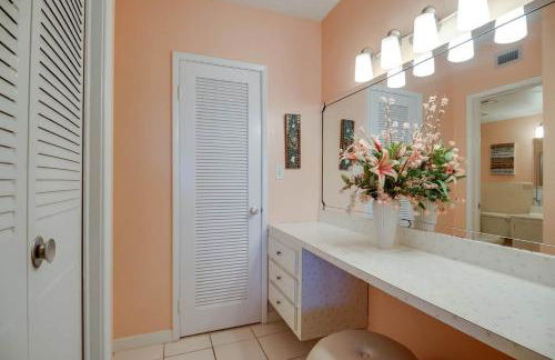 You cannot get any closer to the beach! 2BR condo - Foto 9