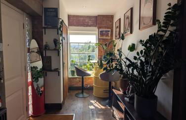 Creative Warehouse Conversion & Plant Haven - Foto 2