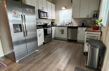 Peaceful Lakeside Retreat - Cozy 3BR Waterfront Home - Foto 37