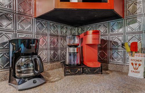 River Walk Cottage - Hot Tub - Pet Friendly - Swing - Screen Porch - River Access - Fire Pit - Wifi - Grill - Deck - King Bed - Foto 7