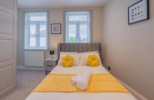 Spacious 3BR Home by D3 Short Stay, Sleep 9, Free WIFI & Parking - Foto 3