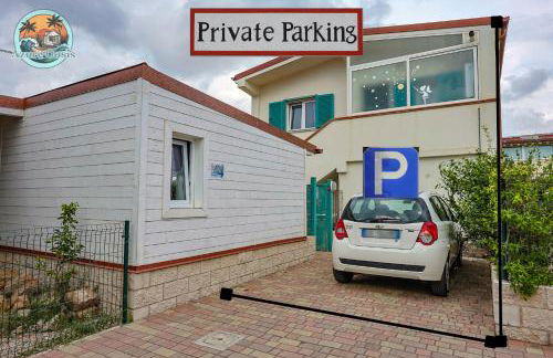 Azure Oasis with parking near the airport & beach - Foto 1