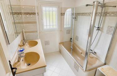 Les Jarres Bleues - Haut de Villa Jardin & Piscine privée - Foto 23