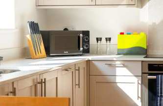 Stylish 2-Bedroom Stay with All Comforts of Home # 2 - Foto 13