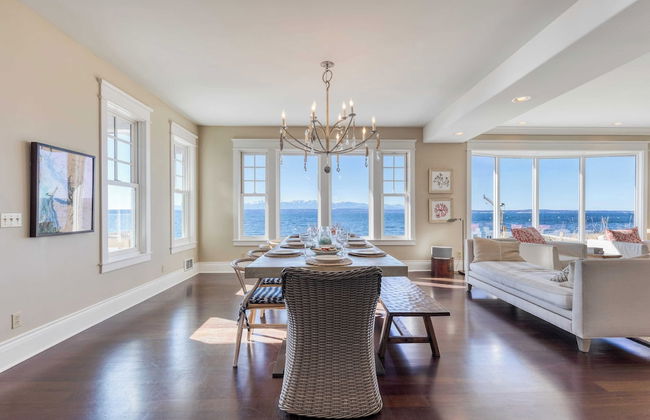 Waterfront 4bdr w/ Deck, Stunning Views, Fire Pit Cedar Street by Avantstay - Foto 8