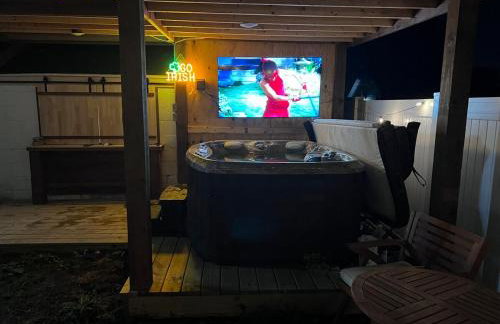 Large Five Bedroom house with outdoor patio with Jacuzzi and television! - Foto 51