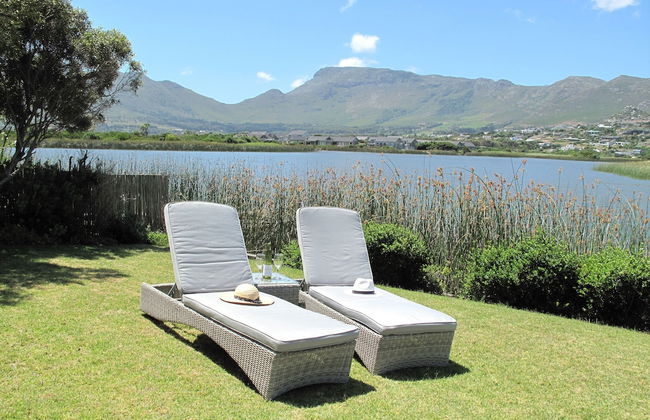 Stunning Cape Peninsula Holiday Villa With Pool - Photo 23