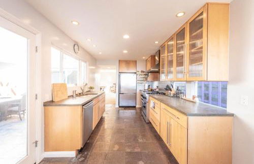 Beach Resort Home with Ocean Views Jacuzzi & Sauna! - Foto 38