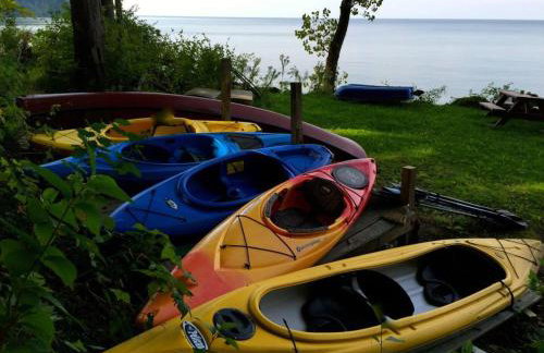 Lakefront Pine Cottage Hot Tub & Fire Pit - Foto 21