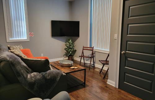 Spacious Industrial split level with a Balcony - Photo 2