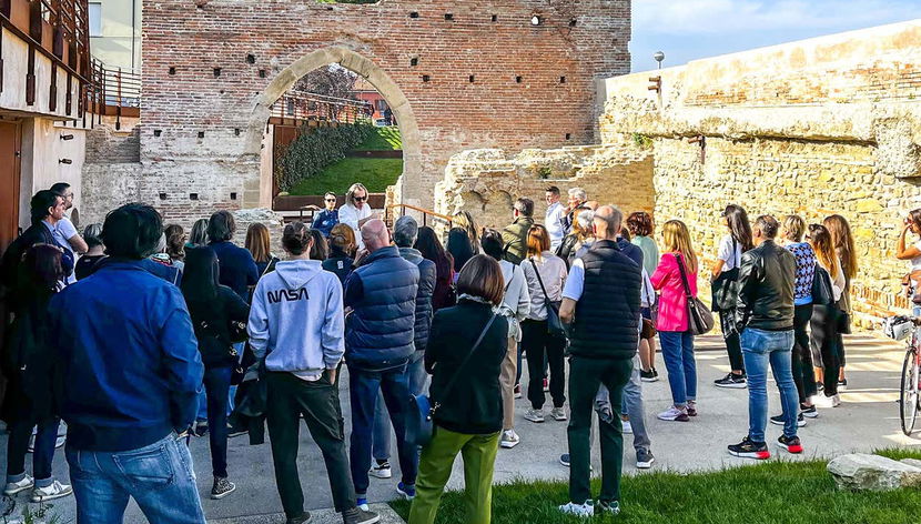 Escuchando las explicaciones del guía