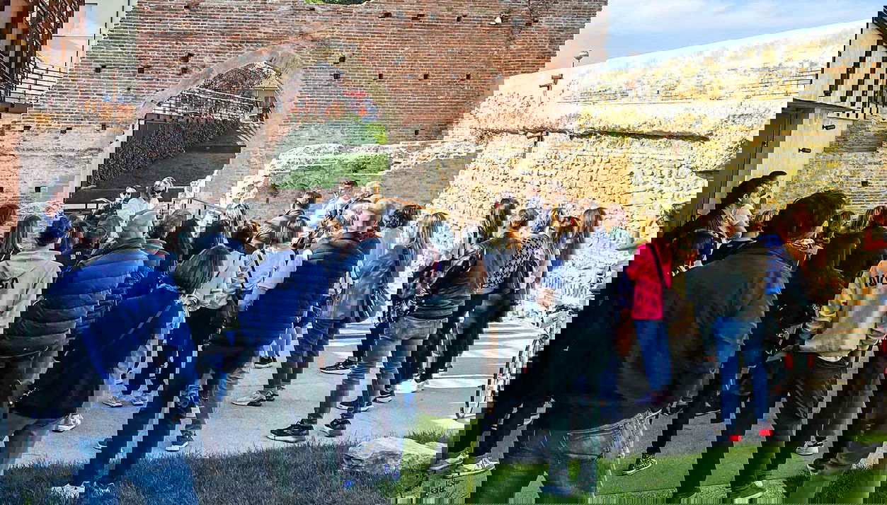 Escutando as explicações do guia