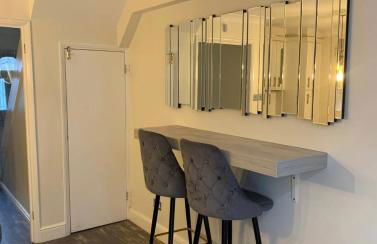 7 bed 3 bath M25 Long term Parking - Foto 11