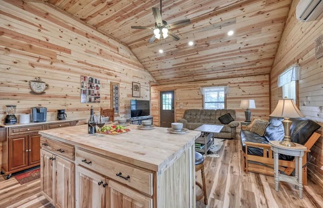 Cozy Cabin Firepit and Grill & 10 Mins to Main St - Foto 17