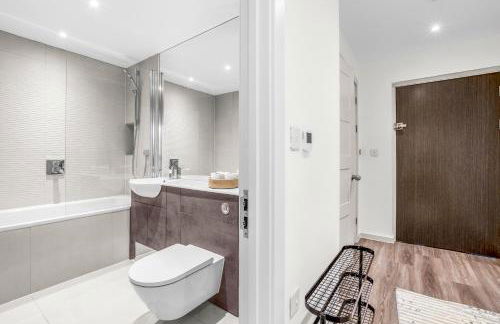 Two BDR Apt By Stay Aura Short Lets & Serviced Accommodation London With Free WiFi, Parking & 10 Min to Brentford Stadium - Foto 23