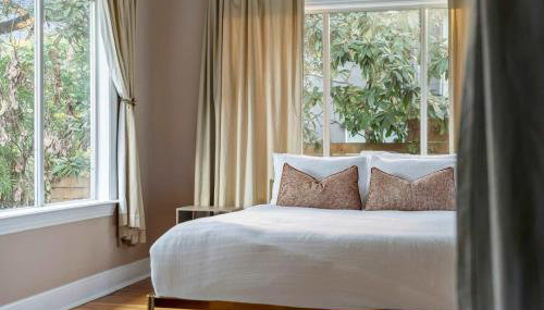 Ladybird Villa - Heated Saltwater Pool - Walk to SoCo - Foto 4