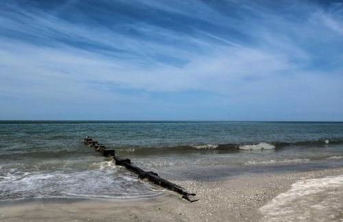 Walk to Madeira Beach Coastal Condo with Balcony - Photo 26
